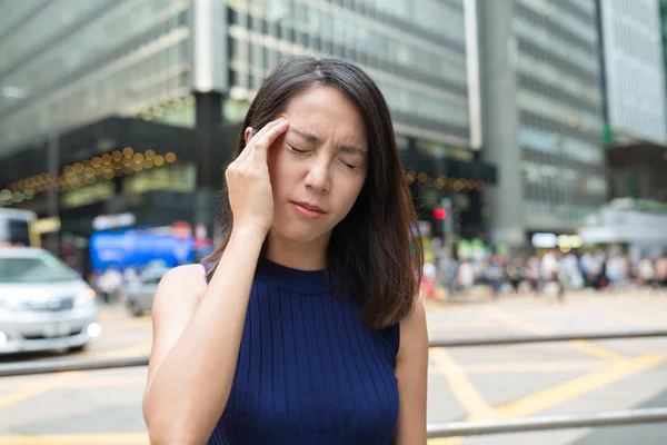Žena pocit bolesti hlavy na venkovní — Stock fotografie