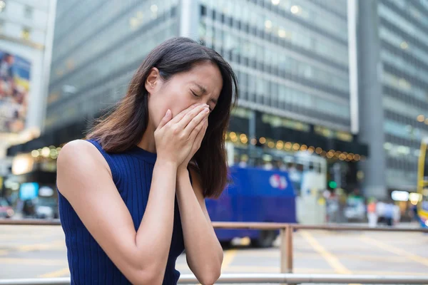 Mulher que sofre de alergia nasal — Fotografia de Stock