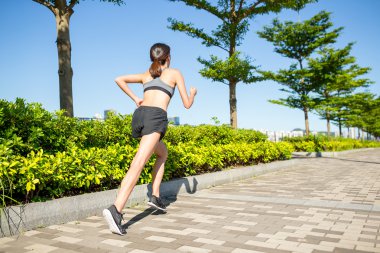 Genç kadın Parkı'nda çalışan