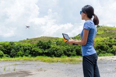 kadın kontrol dron quadcopter 