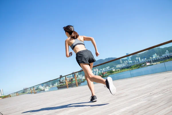 Žena na přímořské promenádě — Stock fotografie