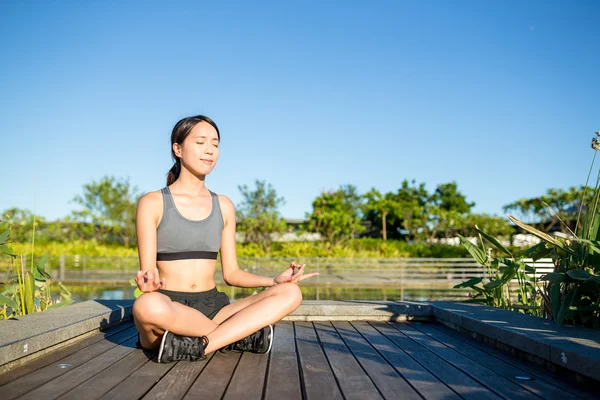 Wanita melakukan Yoga di luar ruangan — Stok Foto