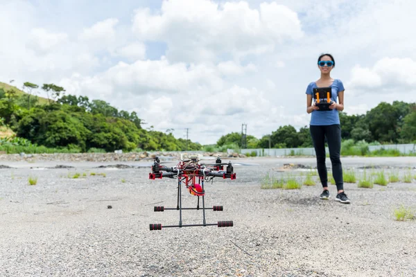 Kobieta kontroli drone quadcopter — Zdjęcie stockowe