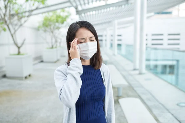Mujer asiática sensación de dolor de cabeza —  Fotos de Stock