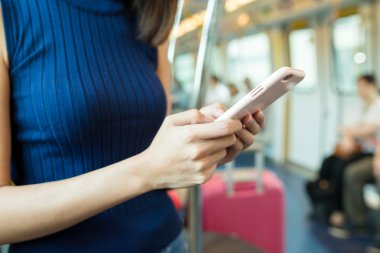 tren içinde cep telefonu kullanan kadın 