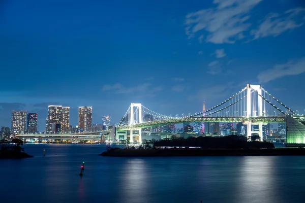 Tokyo city och rainbow bridge på twilight — Stockfoto