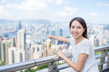 Hong Kong şehre işaret eden kadın