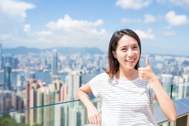 Hong Kong'da başparmak gösterilmesini kadın