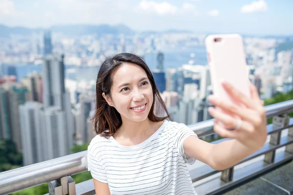 Figyelembe véve a selfie, a hong kong-ban nő — Stock Fotó