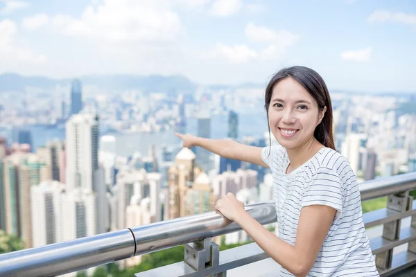 Mulher apontando para a cidade de Hong Kong — Fotografia de Stock