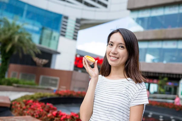 Kvinna med ägg tårta i Hong Kong — Stockfoto