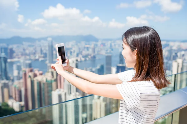 Frau macht Selfie mit Handy — Stockfoto