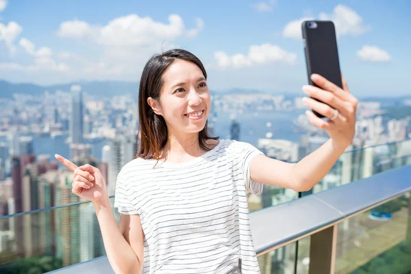 Žena pomocí mobilního telefonu se vyfotit — Stock fotografie