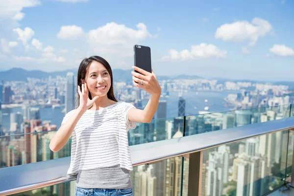 Nő használ mozgatható telefon-hoz fog fénykép — Stock Fotó