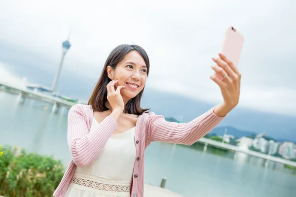 Mujer tomando selfie en la ciudad de Macao —  Fotos de Stock