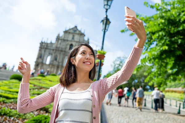 Vrouw die selfie in Macau stad — Stockfoto