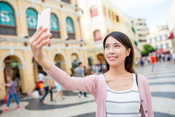 Femme prenant selfie dans Senado Square — Photo
