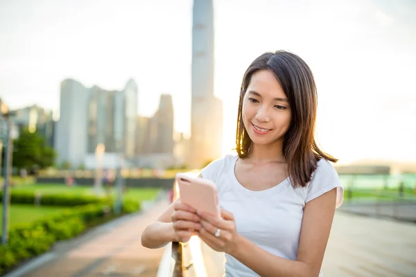 Mulher usando celular em Hong Kong — Fotografia de Stock