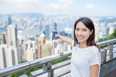 Hong Kong şehre işaret eden kadın