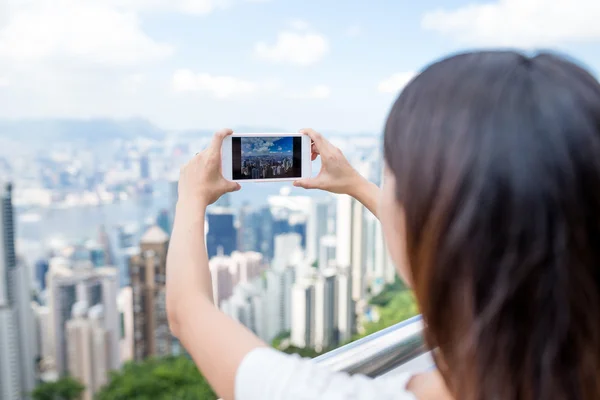 Femme prenant des photos de Hong Kong — Photo