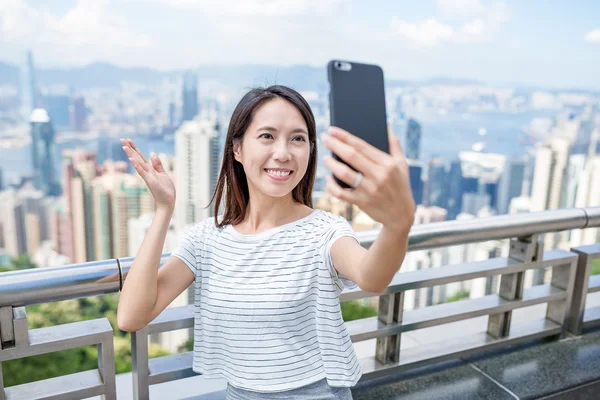 Femme prenant selfie à Hong Kong — Photo