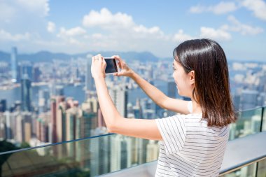 Hong Kong şehrinin kadın alarak fotoğraf