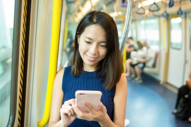 tren içinde cep telefonu kullanan kadın