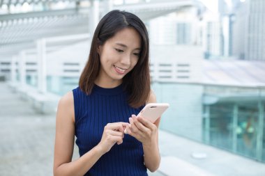 cep telefonu açık, kullanan kadın