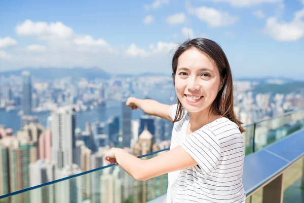 Žena ukazuje na město Hong Kong — Stock fotografie