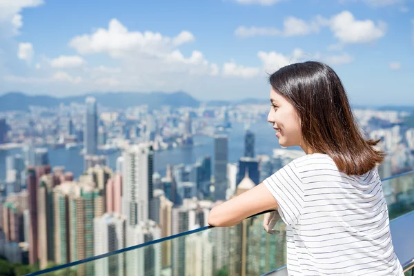 Mujer viendo el paisaje urbano de Hong Kong —  Fotos de Stock