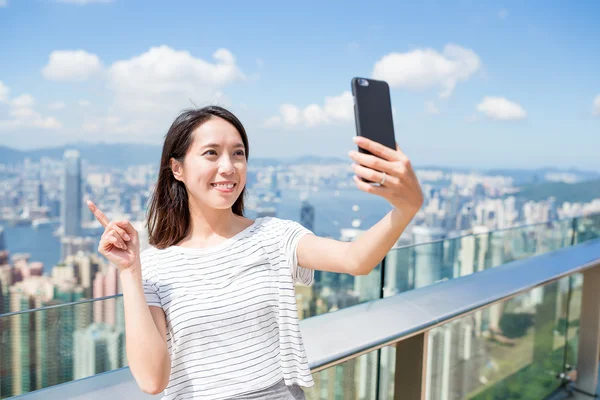 Žena, která selfie na mobil v Hong Kongu — Stock fotografie