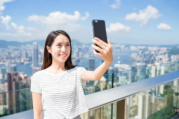 Femme prenant selfie par téléphone portable à Hong Kong — Photo