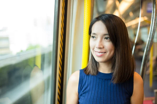 女人在香港火车 — 图库照片