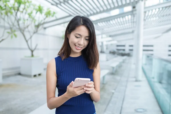 在室外使用手机的女人 — 图库照片