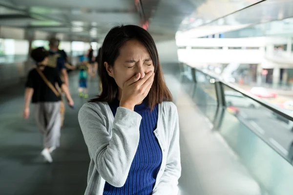 Mulher sentindo-se doente no túnel — Fotografia de Stock