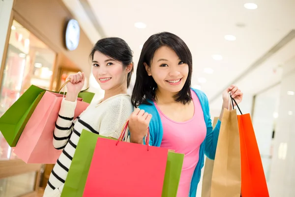 Asiatische junge Frauen mit Einkaufstüten — Stockfoto