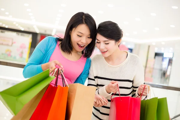 Asiatico giovani donne con shopping bags — Foto Stock