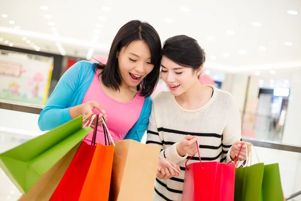 Asiático jóvenes mujeres con bolsas de compras — Foto de Stock