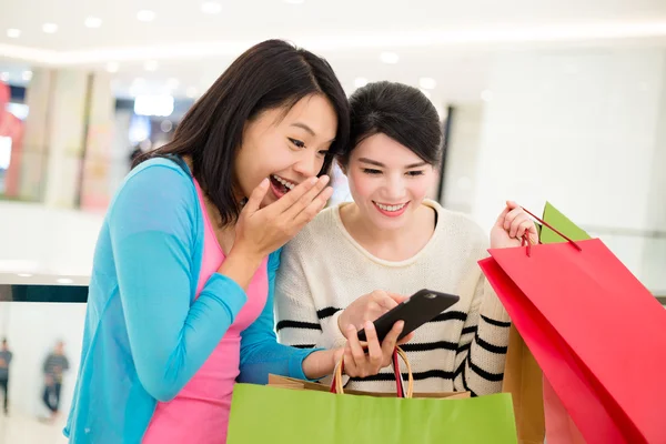 Asiático jóvenes mujeres con bolsas de compras — Foto de Stock