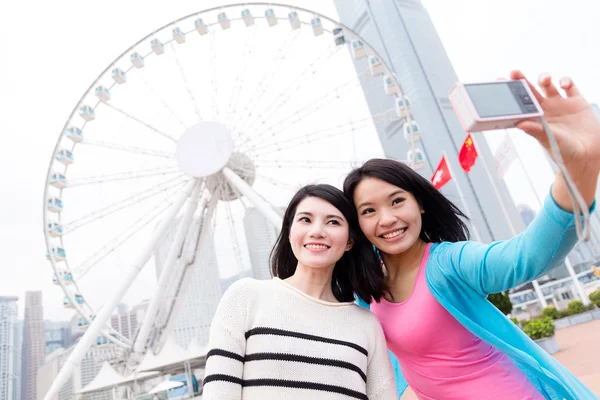 Vrouwen nemen van de foto door de camera samen — Stockfoto