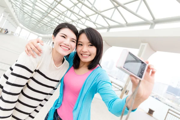 kamera ile birlikte fotoğrafta kadınlar 