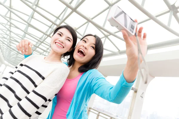 Vrouwen nemen van de foto door de camera samen — Stockfoto