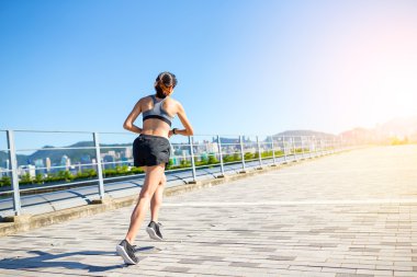 Çalıştıran ve giyilebilir izle kullanan kadın 