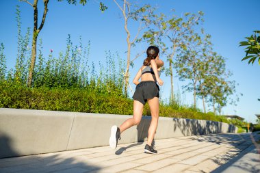 Genç kadın Parkı'nda çalışan