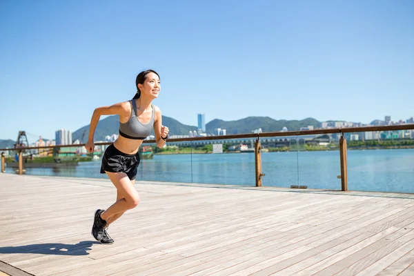 Mujer corriendo en paseo marítimo — Foto de Stock