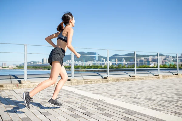 Mujer corriendo en paseo marítimo — Foto de Stock