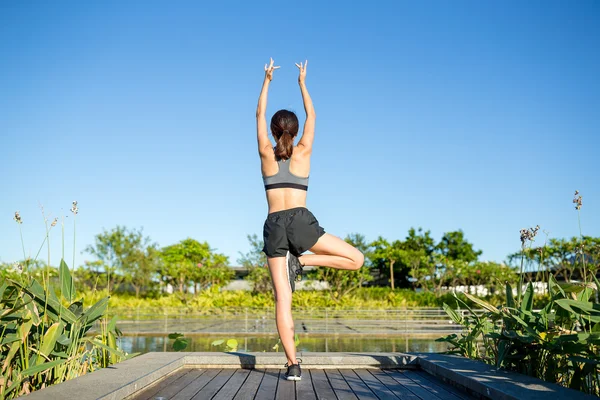 Жінки роблять йоги на відкритому повітрі — стокове фото