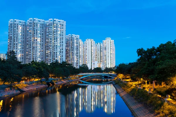 Edificios de apartamentos en Hong Kong por la noche —  Fotos de Stock