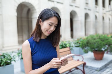 cep telefonu açık, kullanan kadın