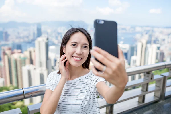 Vrouw die selfie in hong kong — Stockfoto